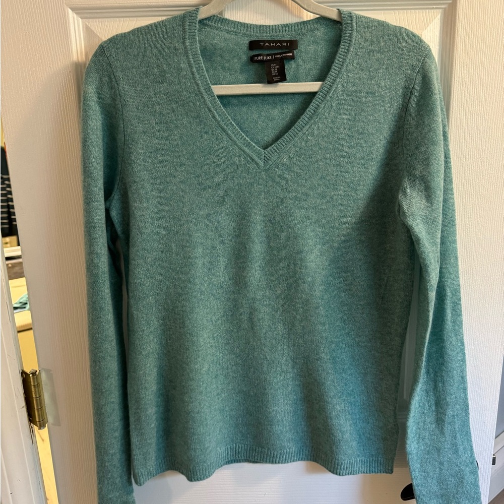 🔥HOT! TAHARI 100% LUXE CASHMERE V NECK SWEATER -MEDIUM - EXCELLENT CONDITION 🔥